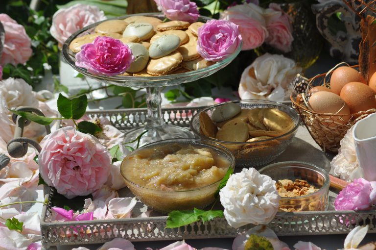 compote rhubarbe, macarons et roses