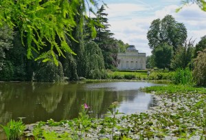 LA FOLIE Bagatelle depuis la pièce d'eau des Nénuphar