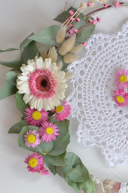 fleurs sur attrape-rêves