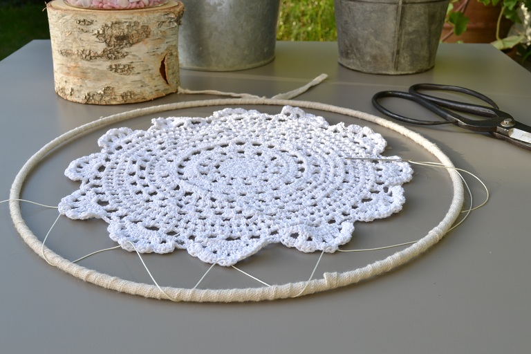 napperon avec aiguille et fil