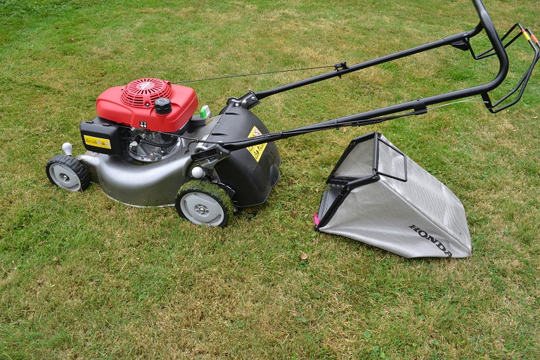 tondeuse et bac récupérateur d'herbe