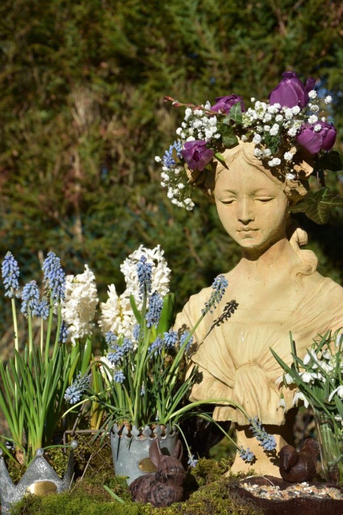 Aurore, couronne de fleurs et jacinthes