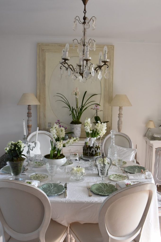 Salle à manger shabby chic avec jacinthes et orchidées